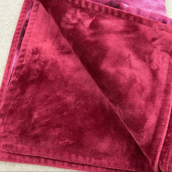 STUDIO D Magenta Heavy Big Super Soft Tie Dye Reversible Throw Blanket - Picture 4 of 7
